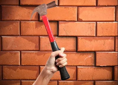 Демонтаж кирпичной стены молотком