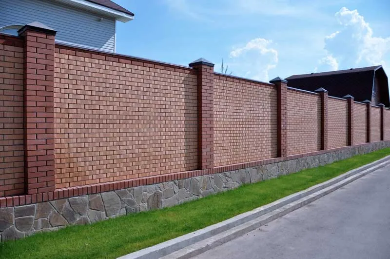 Кирпичный забор
