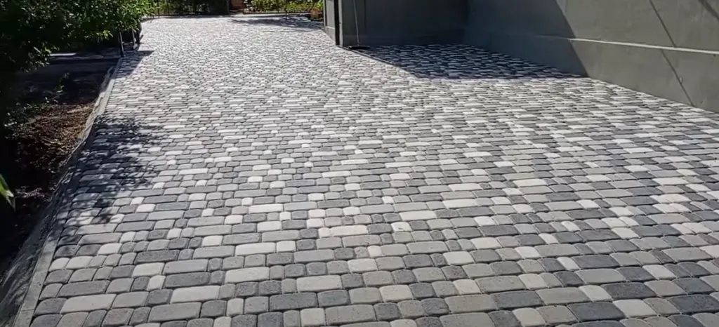 Противоскользящие свойства: для наружной плитки важен высокий показатель сцепления при сырых условиях. Обратите внимание на класс противоскольжения (R-коэффициенты или маркировка ABS/R11, R12 и т. п.). Противоскользящие свойства: для наружной плитки важен высокий показатель сцепления при сырых условиях. Обратите внимание на класс противоскольжения (R-коэффициенты или маркировка ABS/R11, R12 и т. п.).