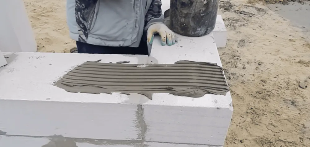 При правильной технологии монтажа, которая предполагает предварительную подготовку поверхности и соблюдение температурного режима, обеспечивается сцепление клея с блоками в течение первых 10-15 минут после нанесения, а полное высыхание и набор прочности достигается в течение 24-48 часов При правильной технологии монтажа, которая предполагает предварительную подготовку поверхности и соблюдение температурного режима, обеспечивается сцепление клея с блоками в течение первых 10-15 минут после нанесения, а полное высыхание и набор прочности достигается в течение 24-48 часов