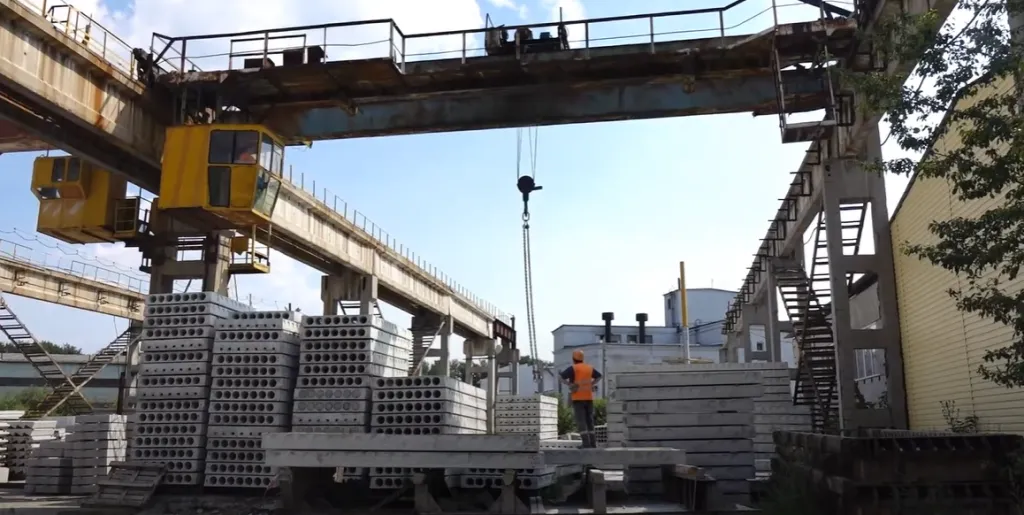 При производстве колонны арматурный каркас собирается из продольных стержней и поперечных хомутов. Расстояние между хомутами (шаг хомутов) определяется расчетом. Важно обеспечить необходимую толщину защитного слоя бетона, чтобы защитить арматуру от коррозии.