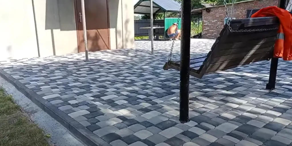 White Hills выпускается в нескольких форматах (квадратные и прямоугольные). Толщина варьируется в зависимости от назначения: для пешеходных зон чаще 40 мм, для зон с лёгким транспортом — 60 мм и более. Выбор зависит от ожидаемой нагрузки и площади укладки. White Hills выпускается в нескольких форматах (квадратные и прямоугольные). Толщина варьируется в зависимости от назначения: для пешеходных зон чаще 40 мм, для зон с лёгким транспортом — 60 мм и более. Выбор зависит от ожидаемой нагрузки и площади укладки.