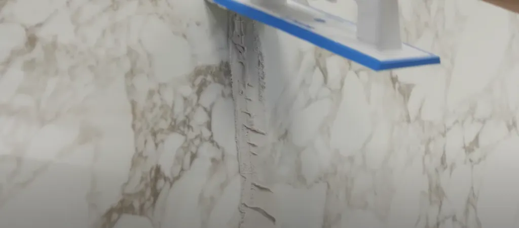 Эпоксидная затирка обладает рядом неоспоримых преимуществ, которые делают ее особенно популярной в сфере отделочных работ. Ее высокая прочность позволяет швам выдерживать нагрузки до 25 МПа, что в несколько раз превышает показатели цементных аналогов, обеспечивая долговечность и надежность даже в условиях интенсивной эксплуатации. Эпоксидная затирка обладает рядом неоспоримых преимуществ, которые делают ее особенно популярной в сфере отделочных работ. Ее высокая прочность позволяет швам выдерживать нагрузки до 25 МПа, что в несколько раз превышает показатели цементных аналогов, обеспечивая долговечность и надежность даже в условиях интенсивной эксплуатации.