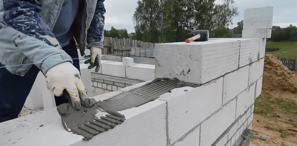 Эффективность технологии подтверждается результатами испытаний, где показатель прочности на сжатие газобетонных блоков достигает 1,5 МПа, а коэффициент теплопроводности в пределах 0,09-0,12 Вт/м·К, что делает конструкцию не только теплой, но и долговечной. Эффективность технологии подтверждается результатами испытаний, где показатель прочности на сжатие газобетонных блоков достигает 1,5 МПа, а коэффициент теплопроводности в пределах 0,09-0,12 Вт/м·К, что делает конструкцию не только теплой, но и долговечной.