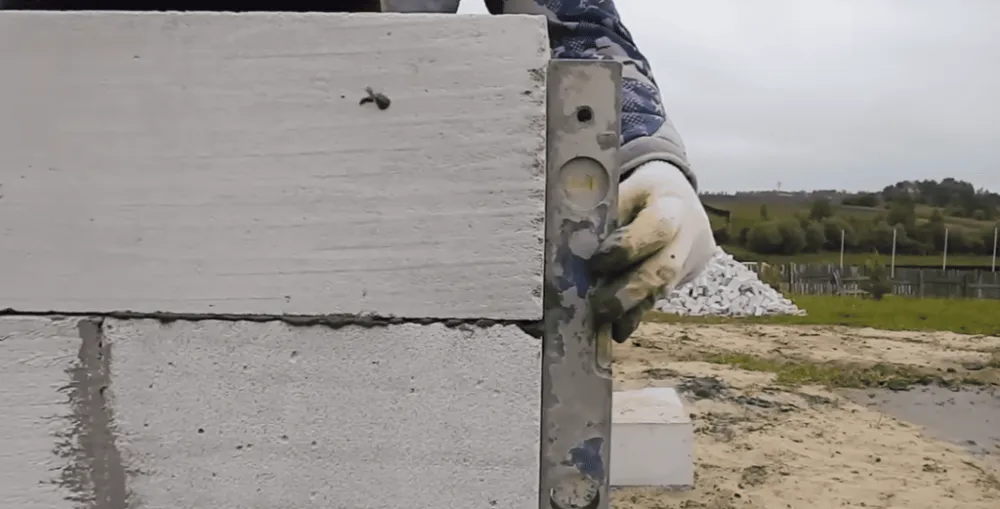 Современная технология кладки газобетона с оптимальным расходом клея обеспечивает высокую скорость возведения стен — до 300-400 квадратных метров в месяц при работе бригадами из 3-4 человек, Современная технология кладки газобетона с оптимальным расходом клея обеспечивает высокую скорость возведения стен — до 300-400 квадратных метров в месяц при работе бригадами из 3-4 человек,