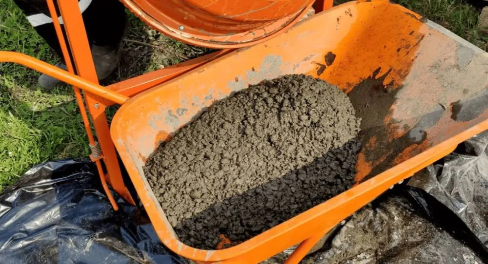 Рекомендуется применять свежесмесованный бетон, избегая длительного хранения и повторного перемешивания, поскольку это негативно влияет на его свойства. Рекомендуется применять свежесмесованный бетон, избегая длительного хранения и повторного перемешивания, поскольку это негативно влияет на его свойства.