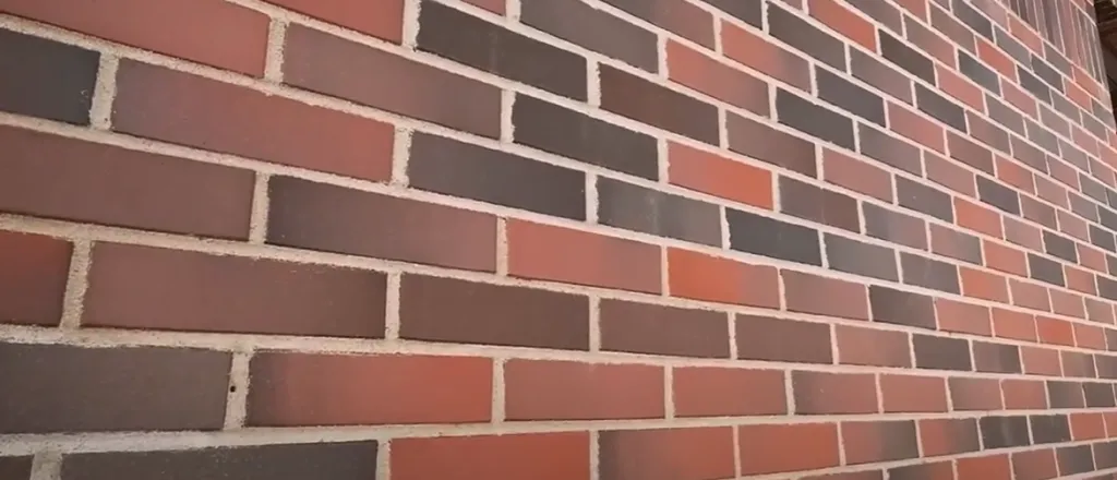 Кирпич “Строма” используется для строительства заборов, ограждений, беседок, каминов и барбекю, придавая участку завершенный и респектабельный вид.