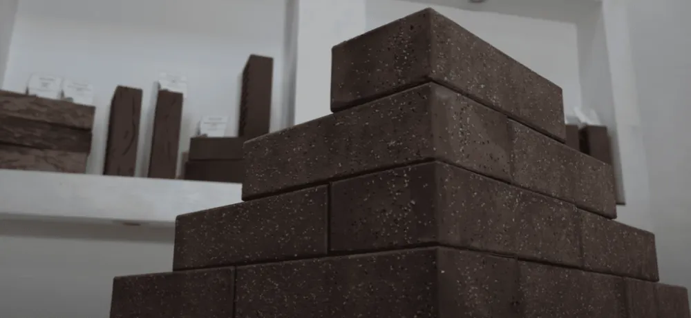 Благодаря наличию воздушных полостей, пустотелый кирпич обладает лучшими теплоизоляционными свойствами. Его теплопроводность ниже, чем у полнотелого, что позволяет снизить затраты на отопление. Благодаря наличию воздушных полостей, пустотелый кирпич обладает лучшими теплоизоляционными свойствами. Его теплопроводность ниже, чем у полнотелого, что позволяет снизить затраты на отопление.